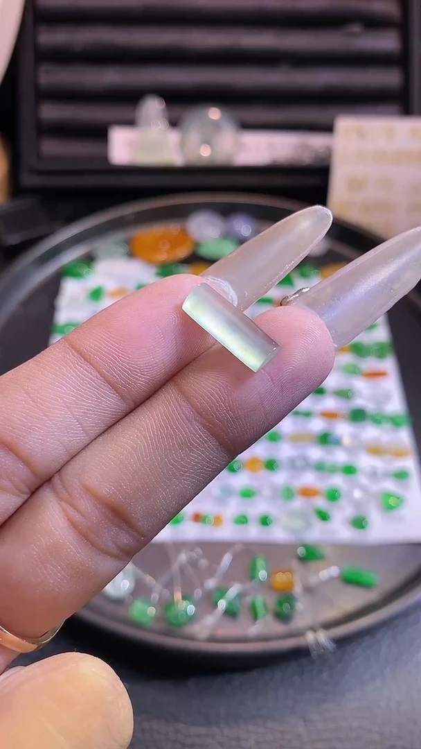 翡翠挂件未镶嵌柱子