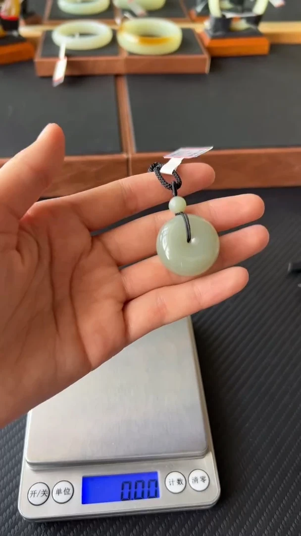 【闪购商品】和田玉吊坠(赠链)未镶嵌且末微色差近矿