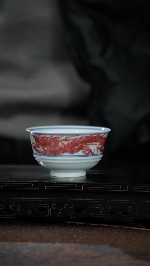 100-青花釉里红龙纹弦文压手杯