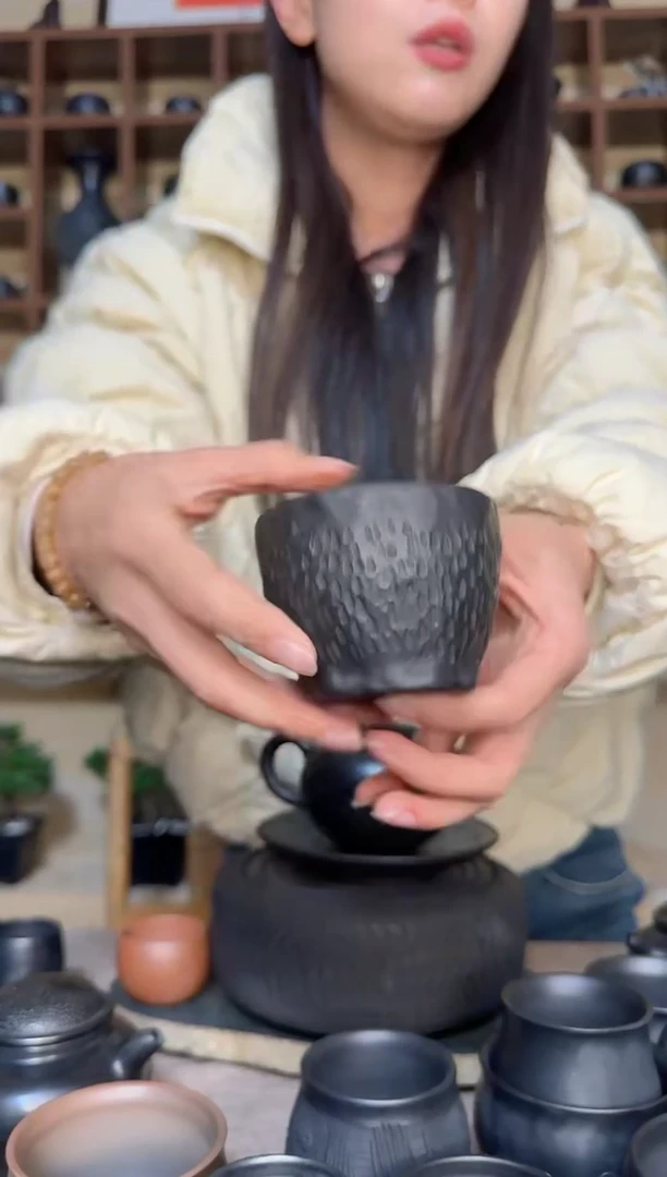 手工黑陶孔雀纹手捏杯