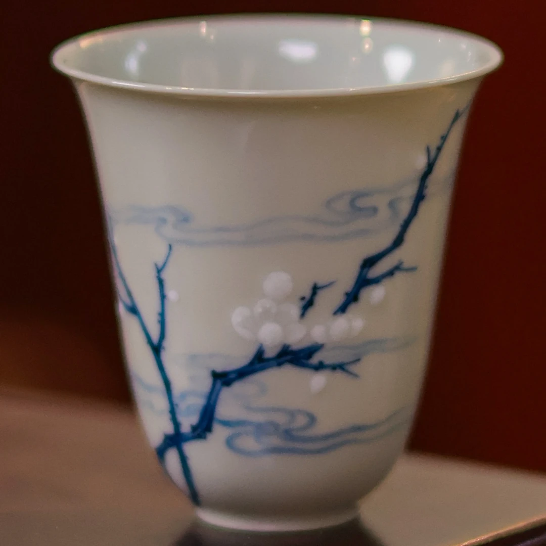至臻方远青花堆雕寒梅闻香杯纯手工手绘景德镇陶瓷主人杯单杯