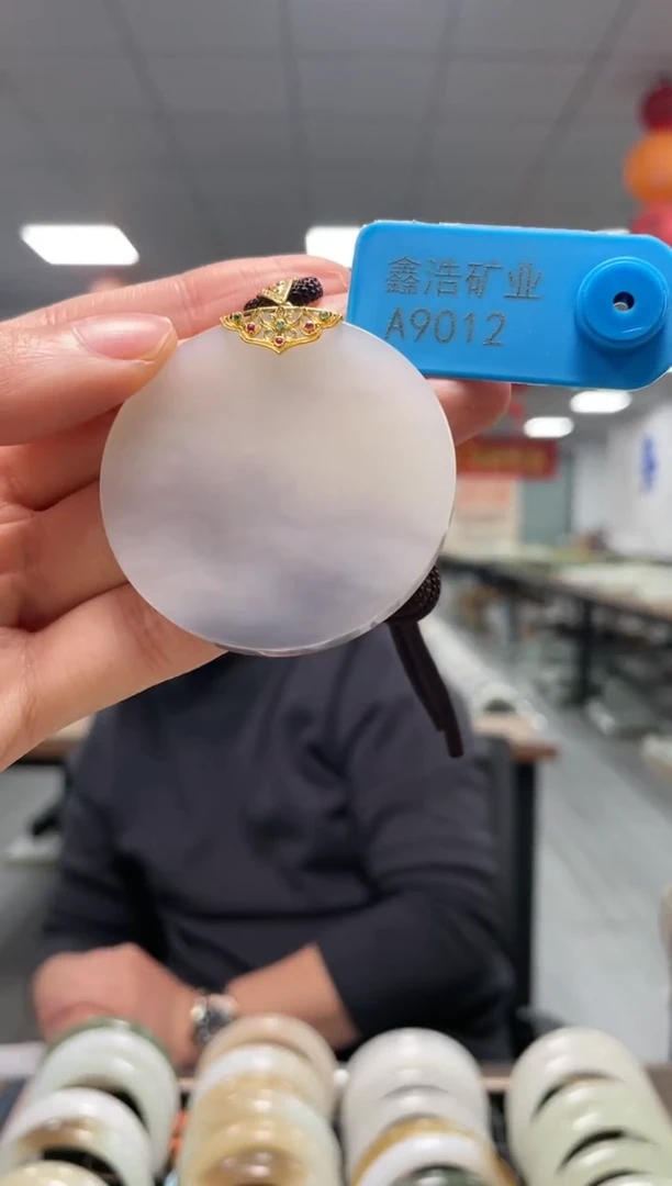 颈饰18K金镶嵌和田玉青花牌挂件一件A9012