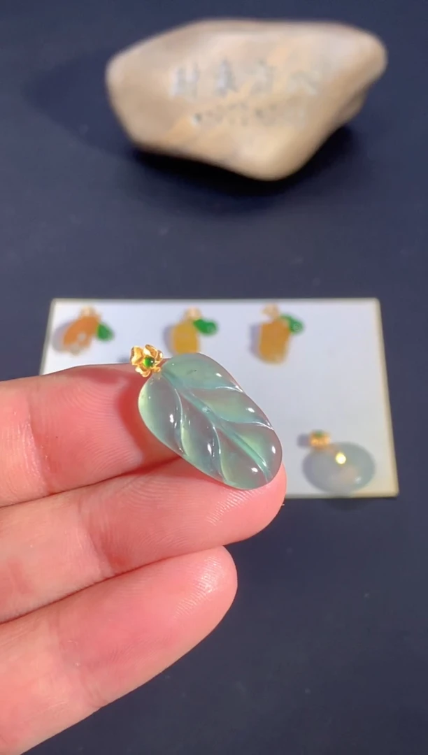 颈饰18K金镶嵌翡翠