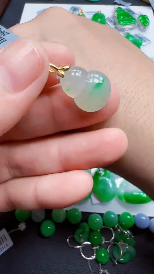 颈饰18K金镶嵌翡翠葫芦