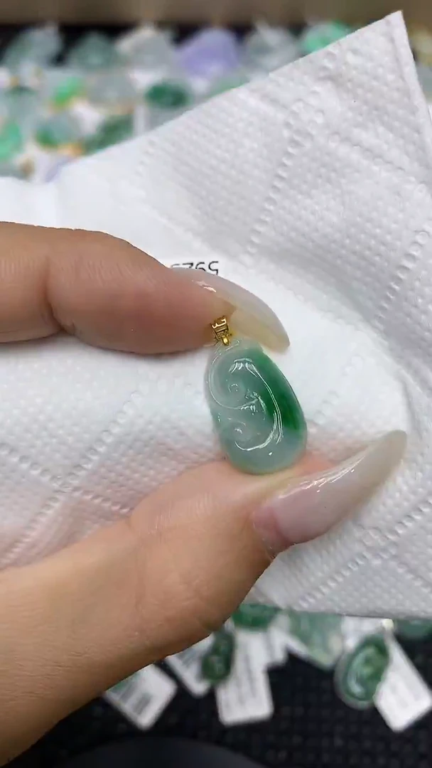 颈饰18K金镶嵌翡翠1