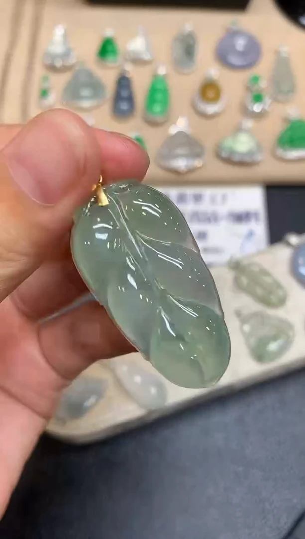 颈饰18K金镶嵌翡翠树叶【无服务费【48小时鉴赏期】