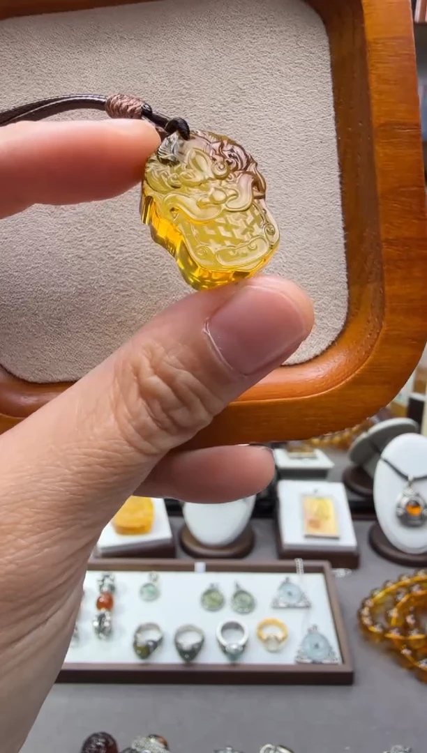琥珀颈饰未镶嵌铠甲吊坠