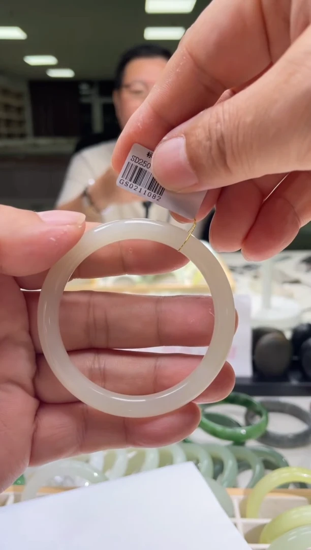 和田玉手镯未镶嵌55圈口 1082