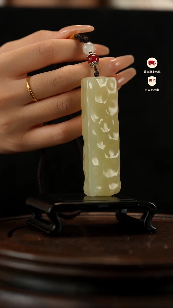 云南石竹叶青雕刻：小奶酪手把件摆件
