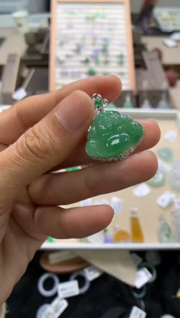 颈饰18K金镶嵌翡翠佛公