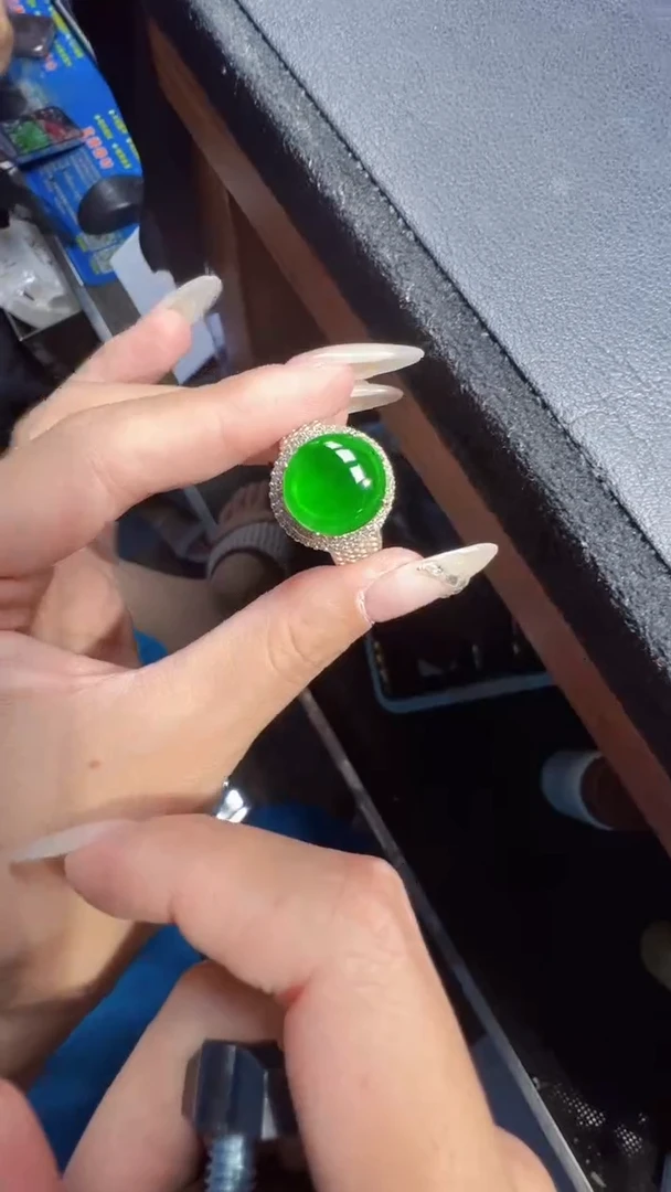 未镶嵌定制翡翠翡翠A货有轻微色差属于正常现象，蛋面多样性发货1