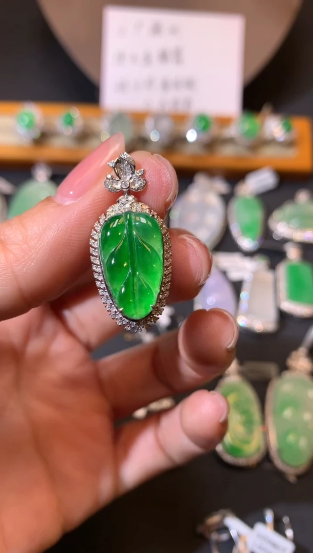 【闪购商品】翡翠颈饰18K金镶嵌吊坠