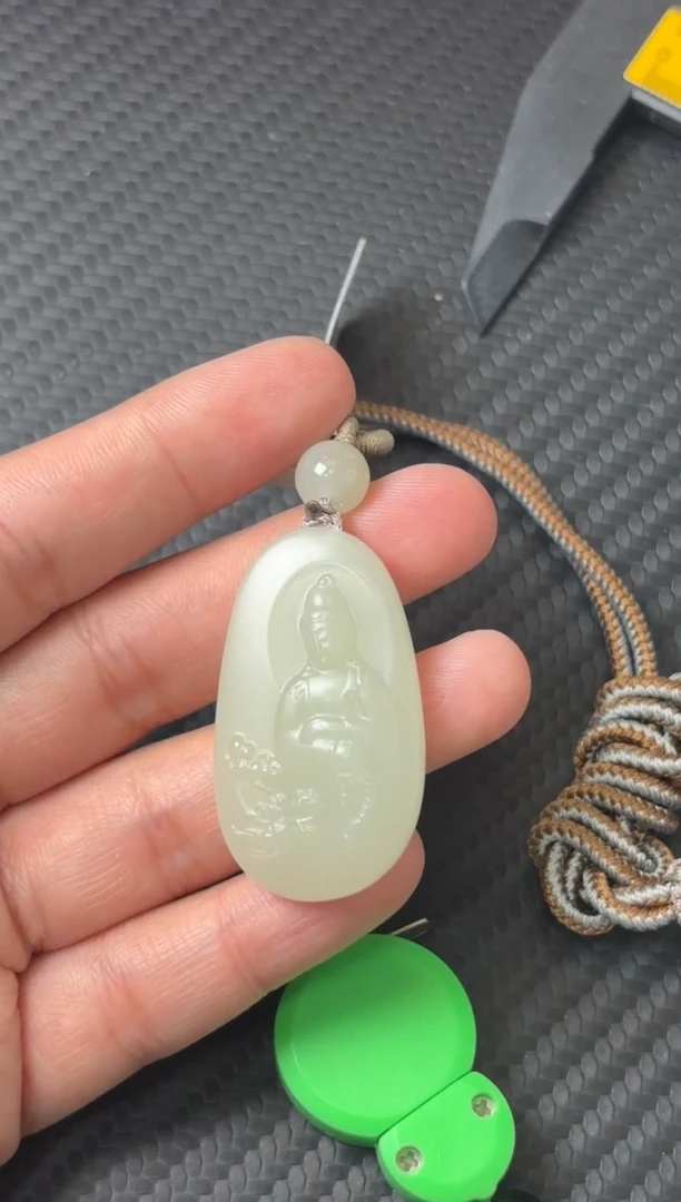 吊坠(赠链)未镶嵌和田玉且末微色差迪克兰一细吊坠