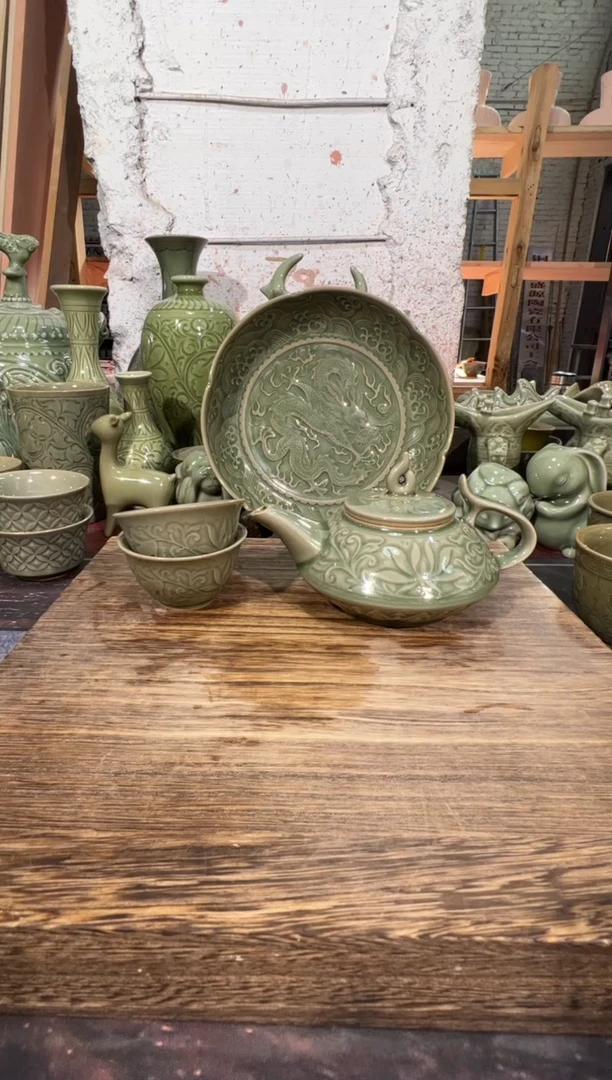 微瑕耀州窑莲纹虚扁壶+莲纹小杯2