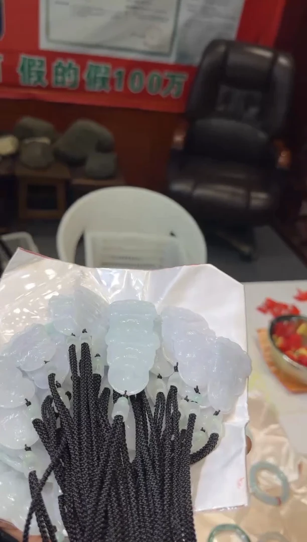 吊坠(不含链)未镶嵌翡翠观音吊坠随机发一