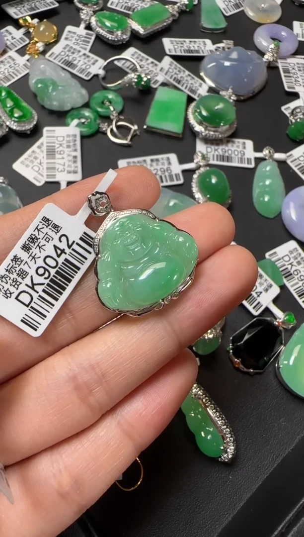 颈饰18K金镶嵌翡翠DK9042佛公