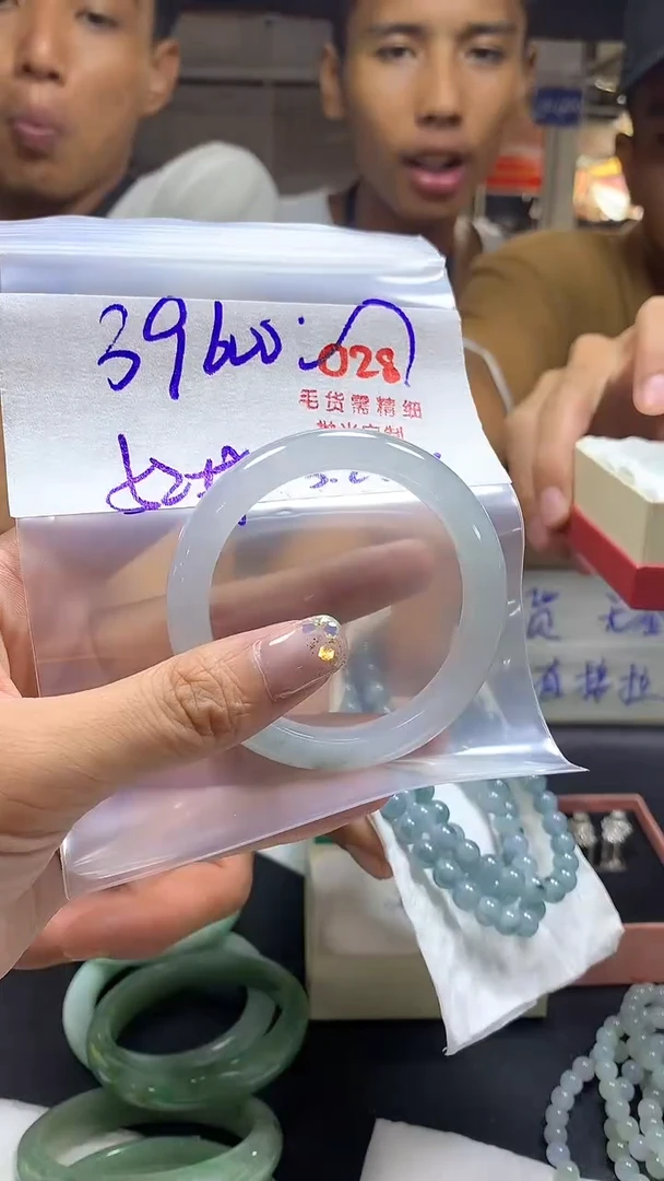 定制翡翠未镶嵌毛货需精细抛光多样性手镯+39600元