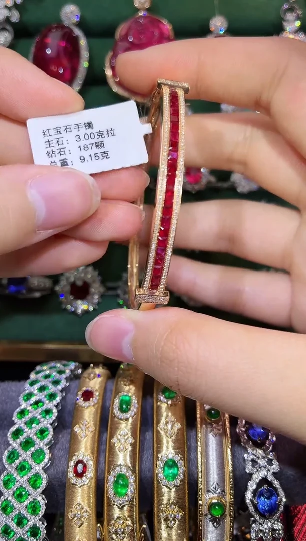 18K金镶嵌手镯红宝石3.00克拉
