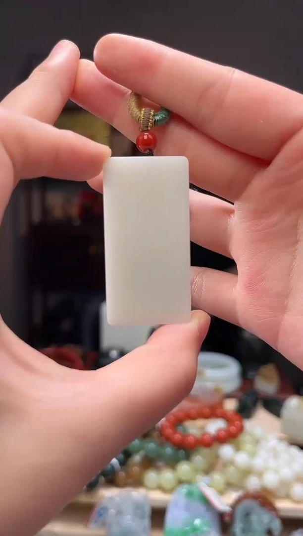 颈饰未镶嵌和田玉吊坠