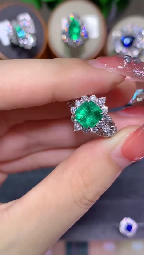 18K金镶嵌戒指祖母绿1.39CT