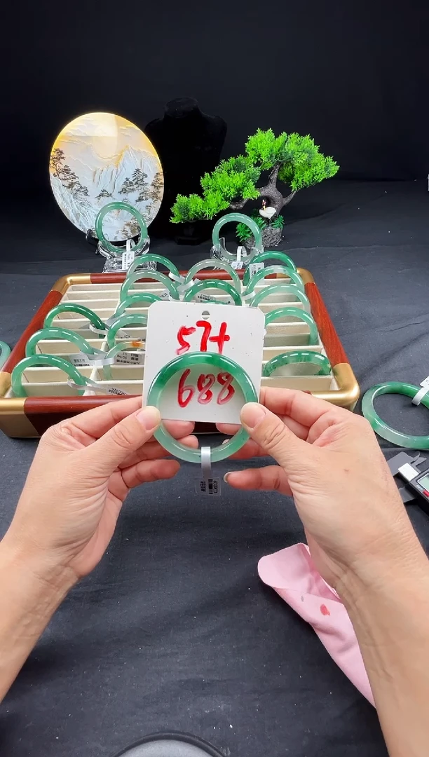 未镶嵌手镯石英质玉（非洲翠）手镯