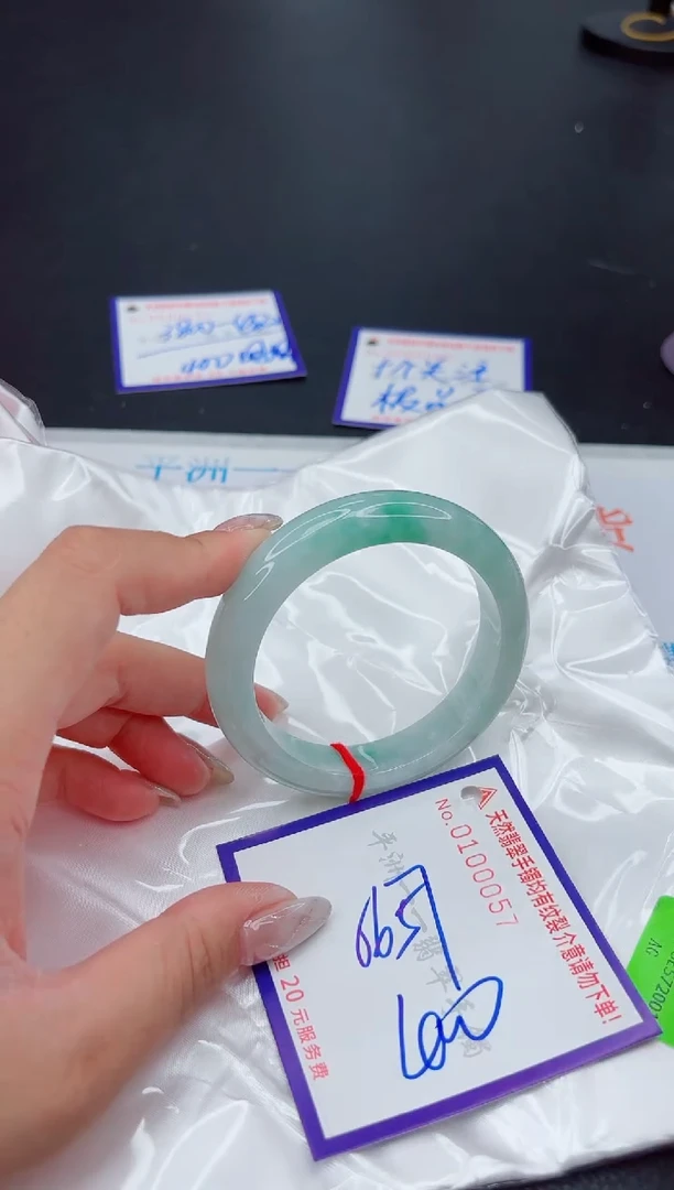 翡翠手镯未镶嵌1
