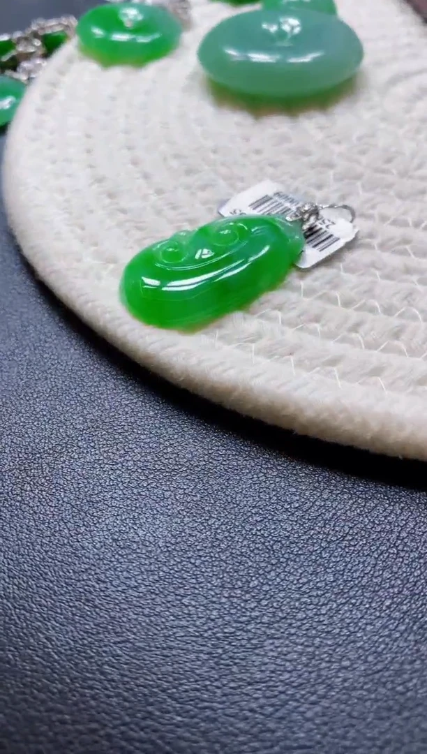 翡翠18K金镶嵌颈饰擎荷叶