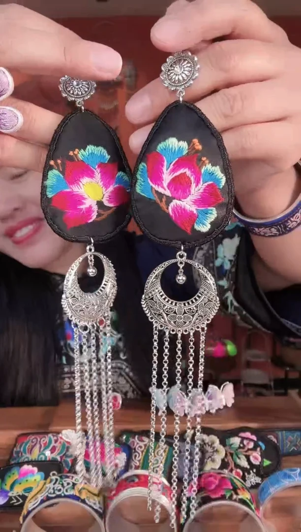 织绣非遗手工苗银苗绣饰品82