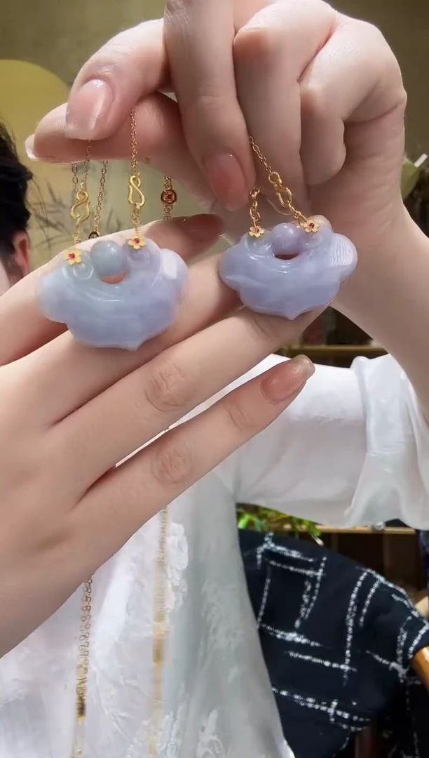 颈饰未镶嵌翡翠多样发其一个