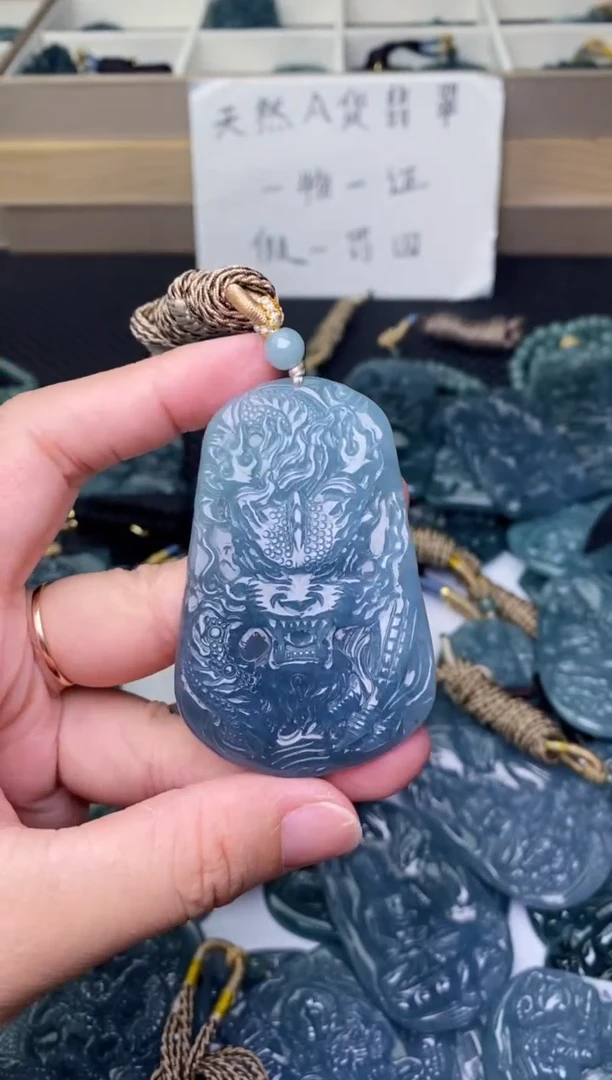 颈饰未镶嵌翡翠