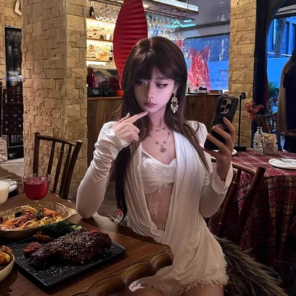 纯欲辣妹气质修身假两件蕾丝荡领长袖T恤上衣春夏新款显瘦短裤子