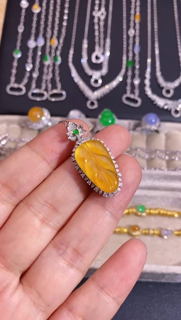 颈饰18K金镶嵌翡翠吊坠