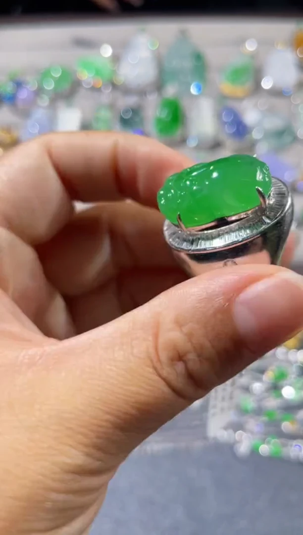 翡翠戒指18K金镶嵌翡翠