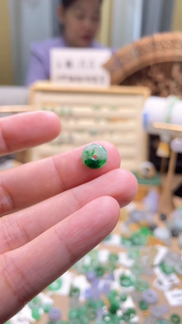 颈饰未镶嵌翡翠平安扣