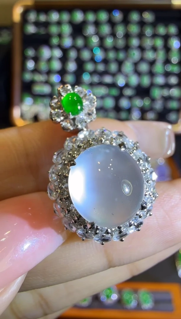 【闪购商品】翡翠戒指18K金镶嵌玻璃种极光白蛋面戒指吊坠两用