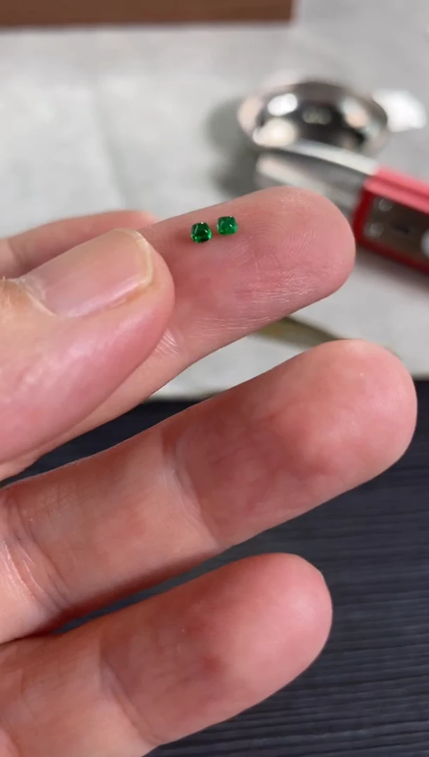 【闪购商品】祖母绿裸石未镶嵌一对14分祖母绿素面