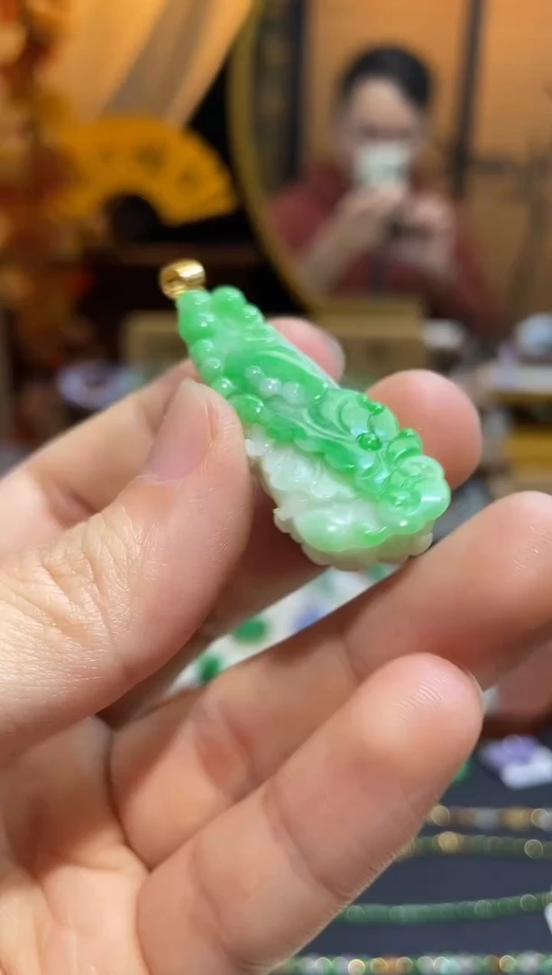 颈饰18K金镶嵌翡翠白菜