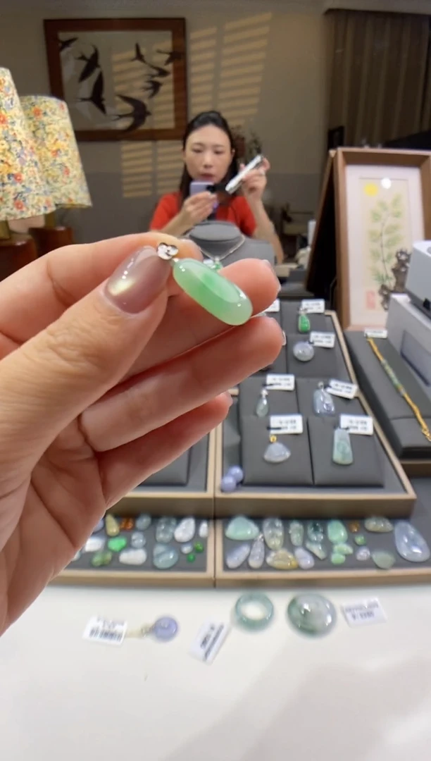 翡翠18K金镶嵌颈饰福瓜