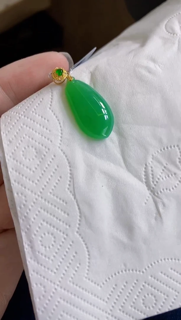 颈饰18K金镶嵌翡翠瓜