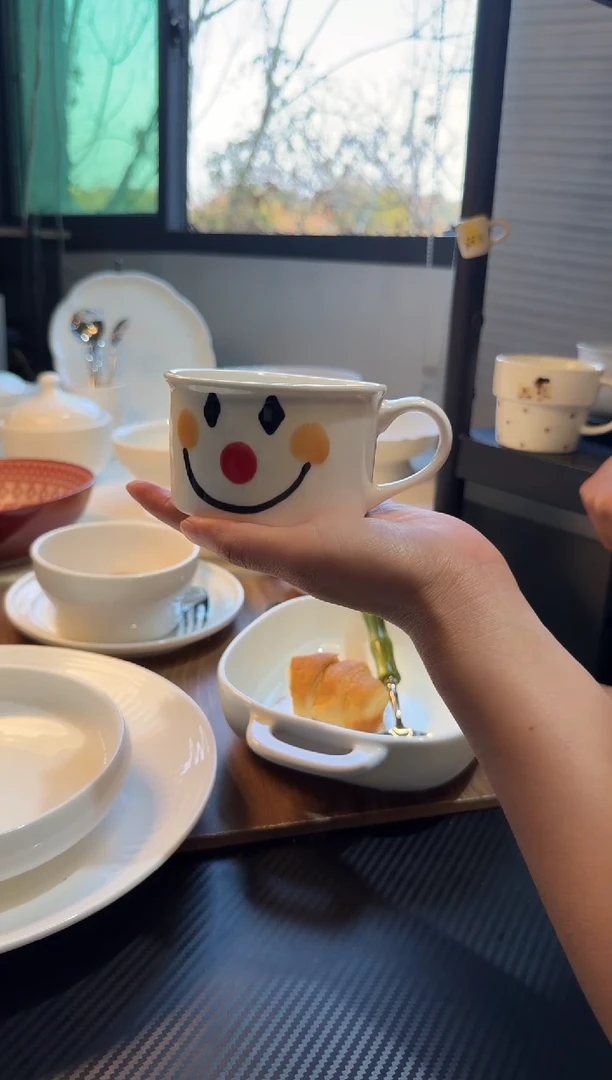 陶瓷笑脸杯子手工绘画