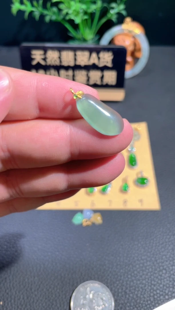 颈饰18K金镶嵌翡翠翡翠