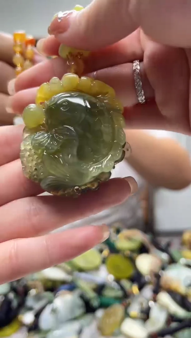 未镶嵌岫玉吊坠`