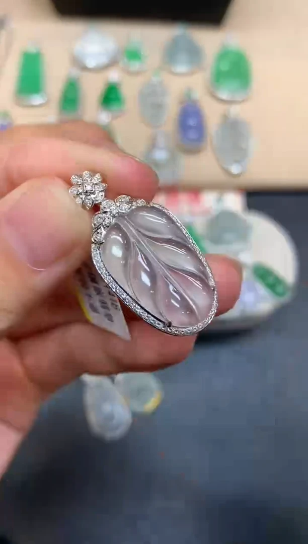 颈饰18K金镶嵌翡翠树叶【无服务费