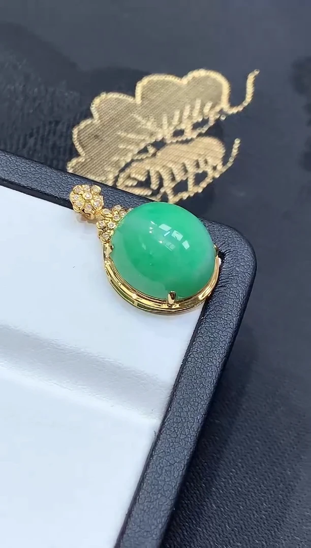 18K金镶嵌挂件翡翠蛋面