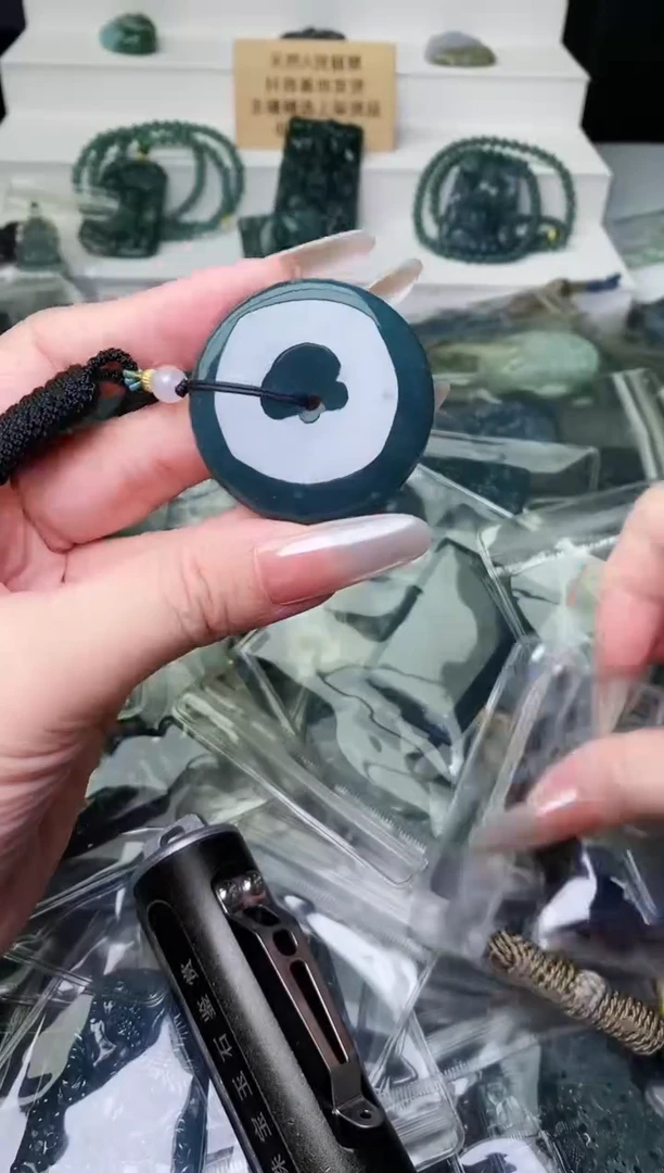 颈饰未镶嵌翡翠