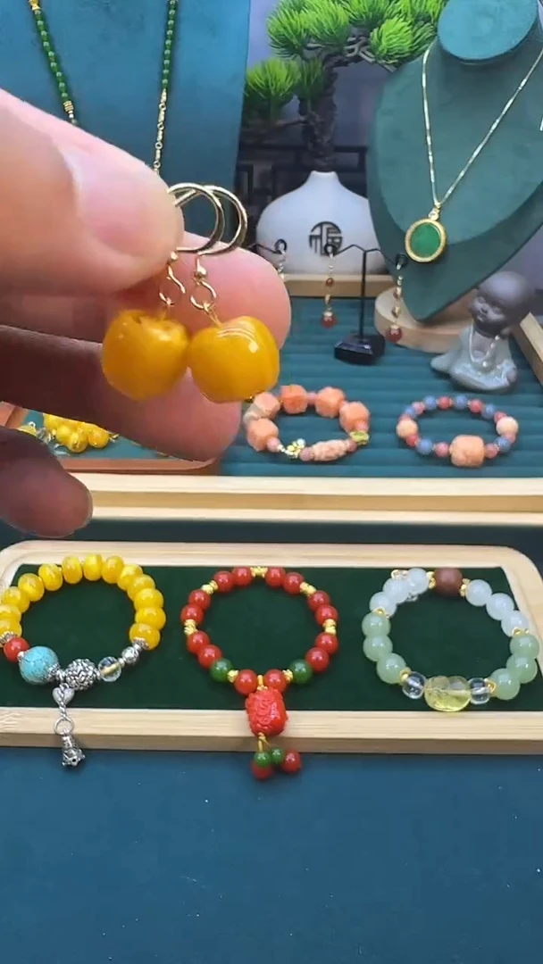 14K金镶嵌蜜蜡耳饰E01