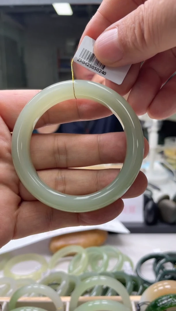 和田玉手镯未镶嵌编码0240 圈口53-54