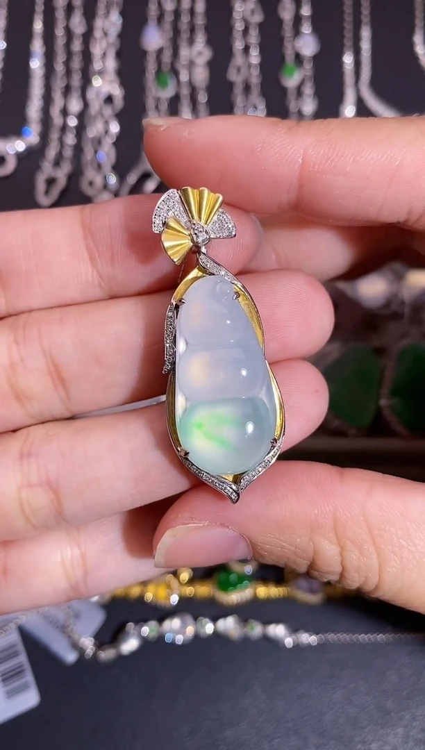 颈饰18K金镶嵌翡翠吊坠