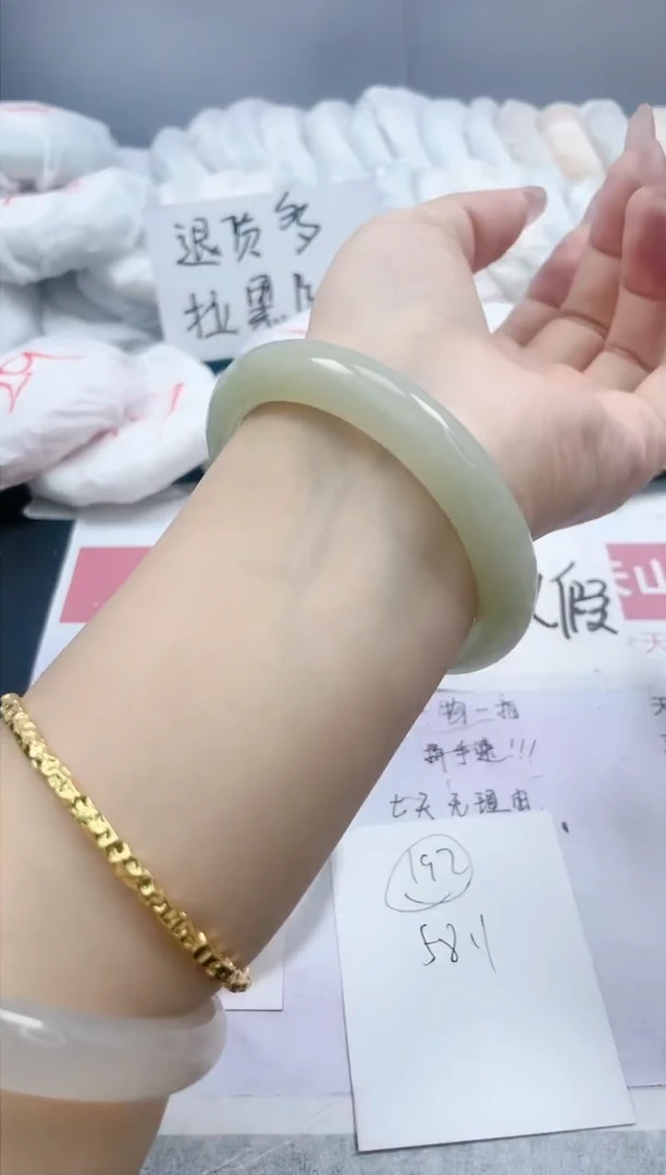 【闪购商品】石英质玉手镯未镶嵌192/58.1