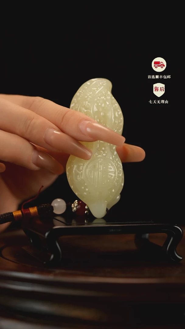 云南石竹叶青雕刻：握福花生手把件